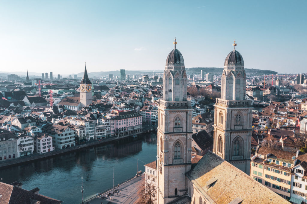 Zürich Drohnenshot Grossmünster und Limmat