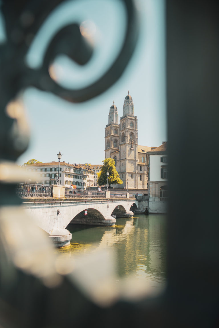 Blick auf das Grossmünster vom Münsterhof