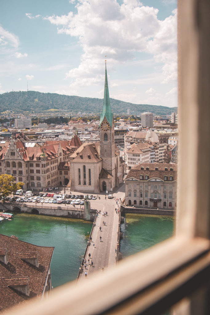 Blick vom Grossmünster auf das Fraumünster